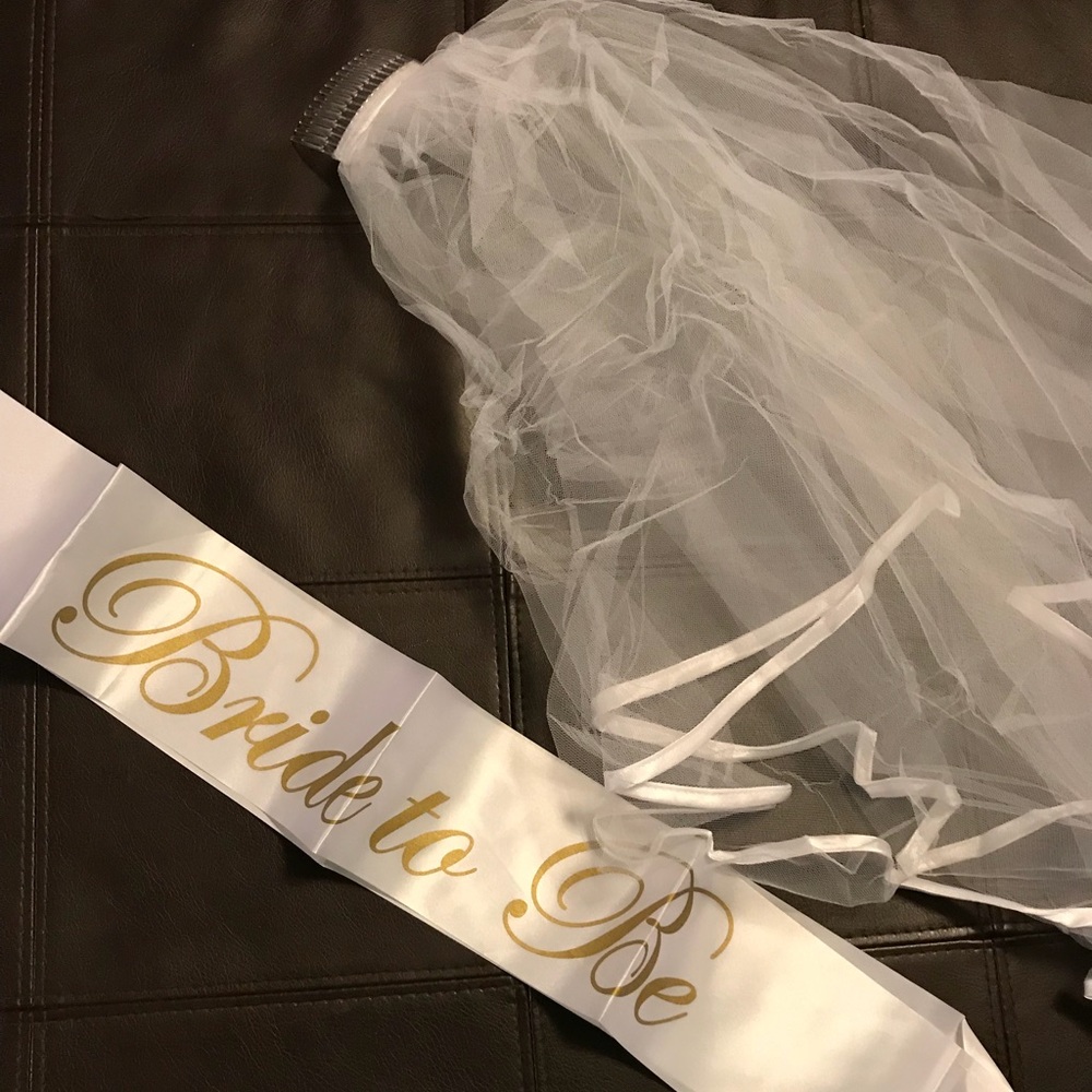Bachelorette party bride to be veil and sash set